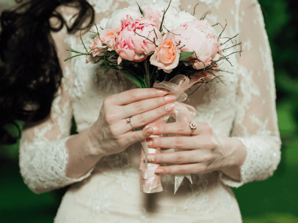 نحوه گرفتن دسته گل عروس از نکات مهم در  ژست عروس در عکاسی